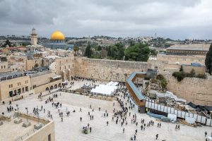 View of the Wester Wall plaza and the Dome of the Rock in the background, in Jerusalem's Old City. December 23, 2021. Photo by Lee Aloni/FLASH90 *** Local Caption *** הר הבית
ירושלים
העיר העתיקה
כותל